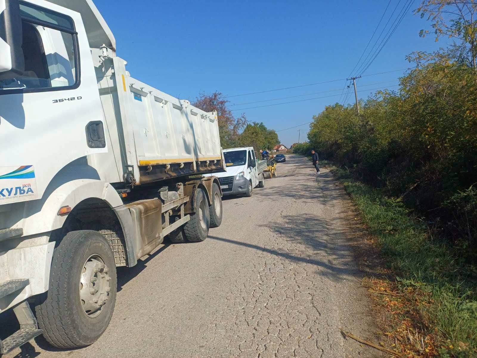 РЈ Нискоградња наставља са попуњавањем ударних рупа на путевима у сеоским месним заједницама.