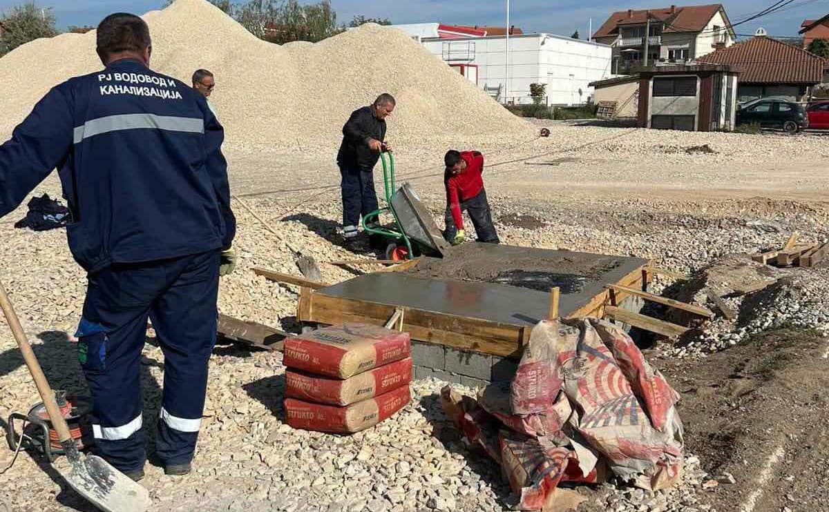 Радови ВиК у Букуљској улици- зидање главне водоводне шахте.