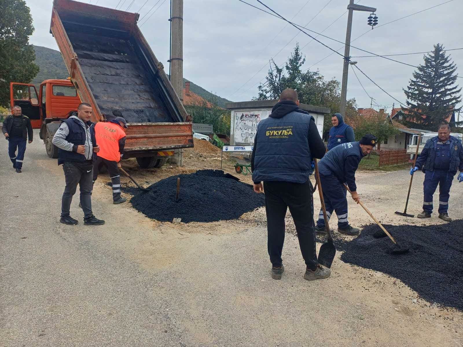 Екипа РЈ Нискоградња данас изводи радове на санацији оштећеног коловоза, тј попуњавању ударних рупа, на више локација у граду.