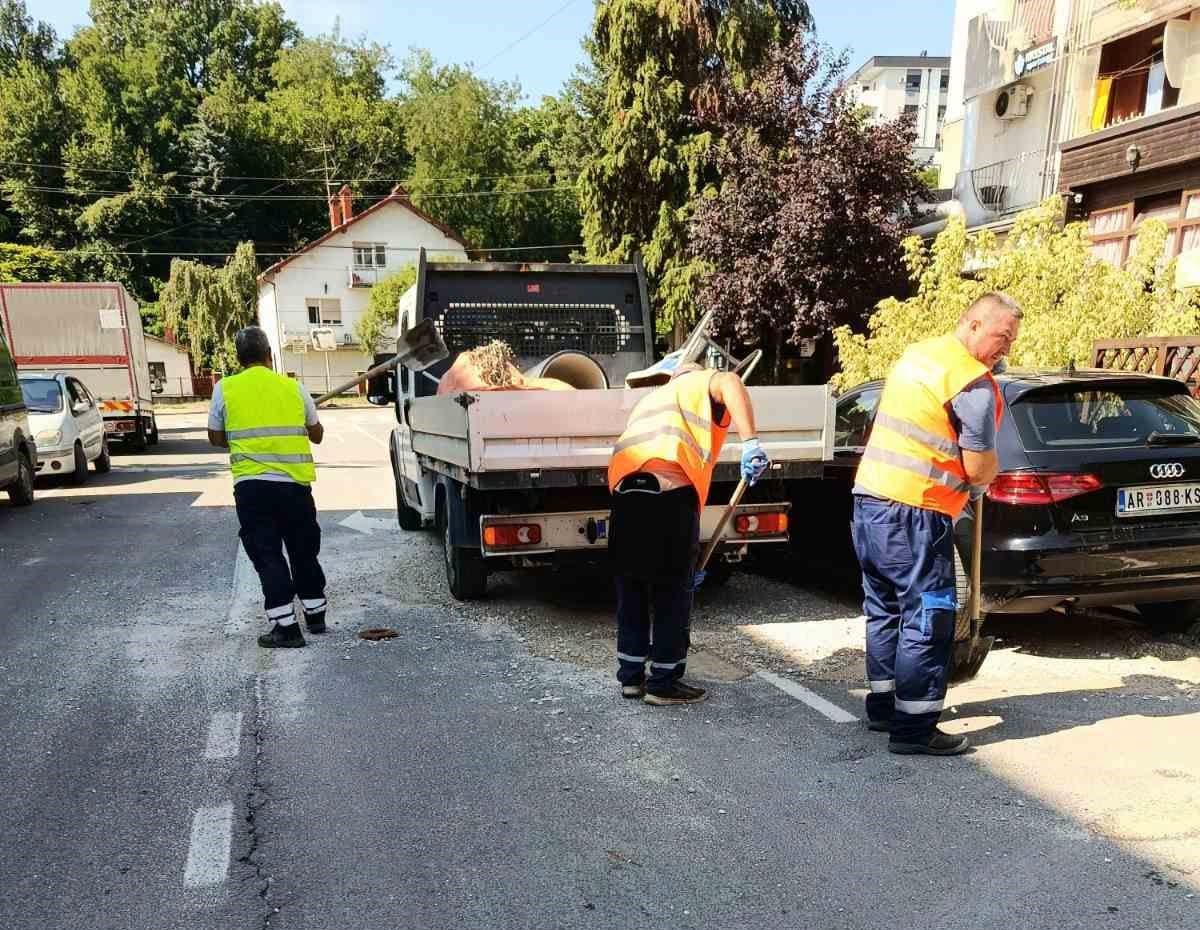 Поред интервенција на одгушењу канализационе мреже и провере канализационих поклопаца, екипе РЈ Водовод и канализација ЈКП Букуља