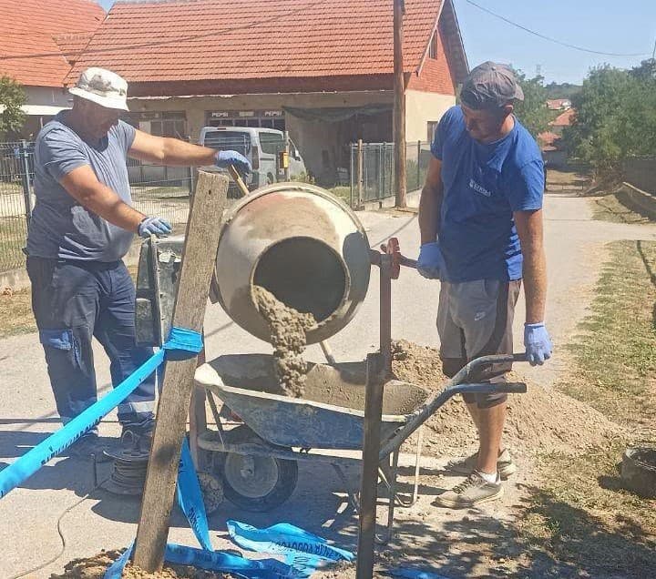 У току су радови РЈ ВИК на изради подова водоводних шахти у Врбици, Швабића крај