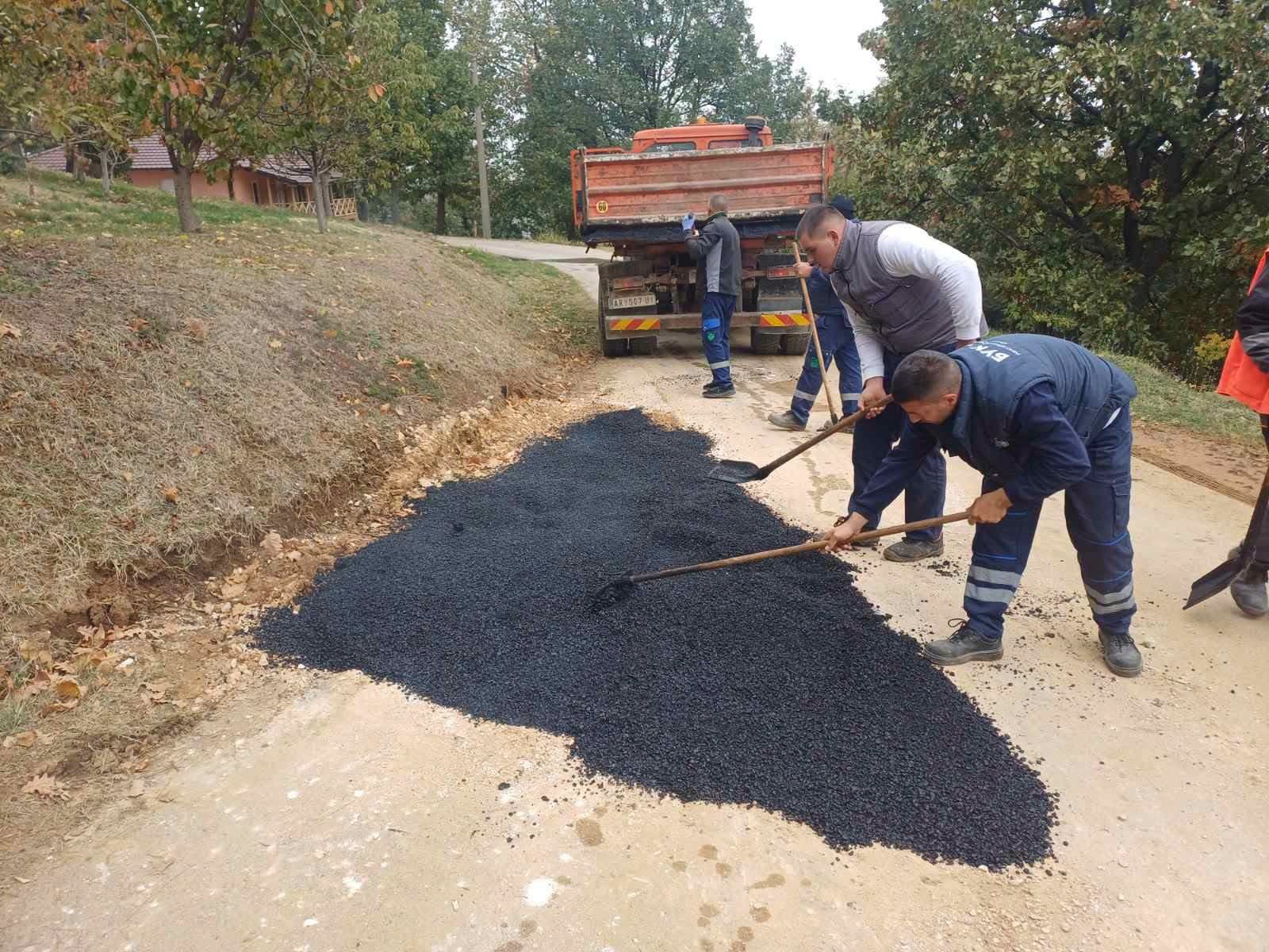 Екипа РЈ Нискоградња наставља радове на санацији коловоза и попуњавању ударних рупа.